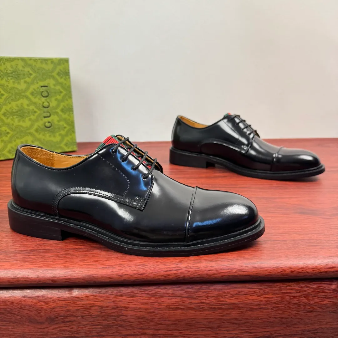 Batch 820 Gucci/Gucci men’s classic lace-up derby shoes! In every season, Gucci's aesthetic perspective reinterprets formal wear designs. This shoe is made of exquisite black leather, showing a simple and classic style! Available in two styles: black glossy leather/black matte cow leather, red and green webbing tongue embellishment, three-joint classic retro style, full calfskin lining, lace-up fixation, 2.5CM rubber soles, leather material. Look at the details. The delicate cowhide and the bright black of the open edge beads show a different light luxury style. European and American last type, excellent on-foot comfort, complete package, versatile style, highly recommended! Size: 39-40-41-42-43-44 leather shoe size (can be customized to 38.45) Item number: 5018-01 Open edge beads